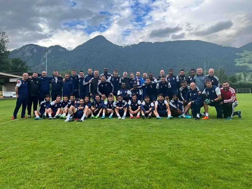 Jucătorii și staff-ul FC Botoșani, fotografie de grup pe terenul de antrenament, cu munții în fundal