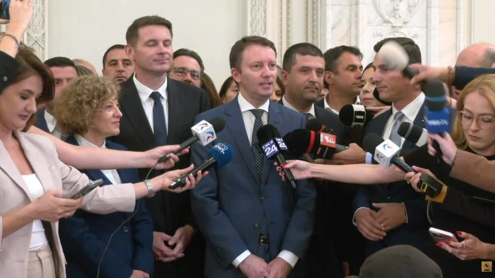 Declarații de presă susținute de liderii PNL și USR.