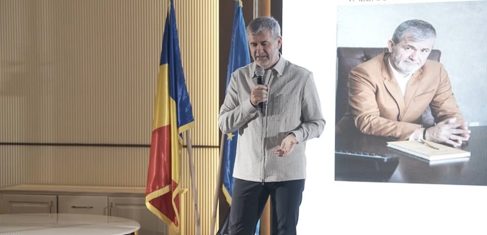 „Sunteți mulți, sunteți școliți, asta înseamnă că suntem puternici. Mai întâi vreau să vă spun că astăzi am…